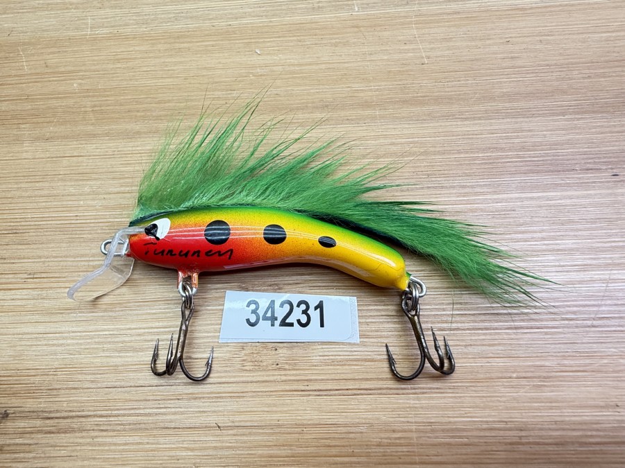 Wobbler, Turunen Finland, gemarkt, 6cm, 8g, rot/gelb/grün/schwarz, grüner Fellstreifen, ungefischt