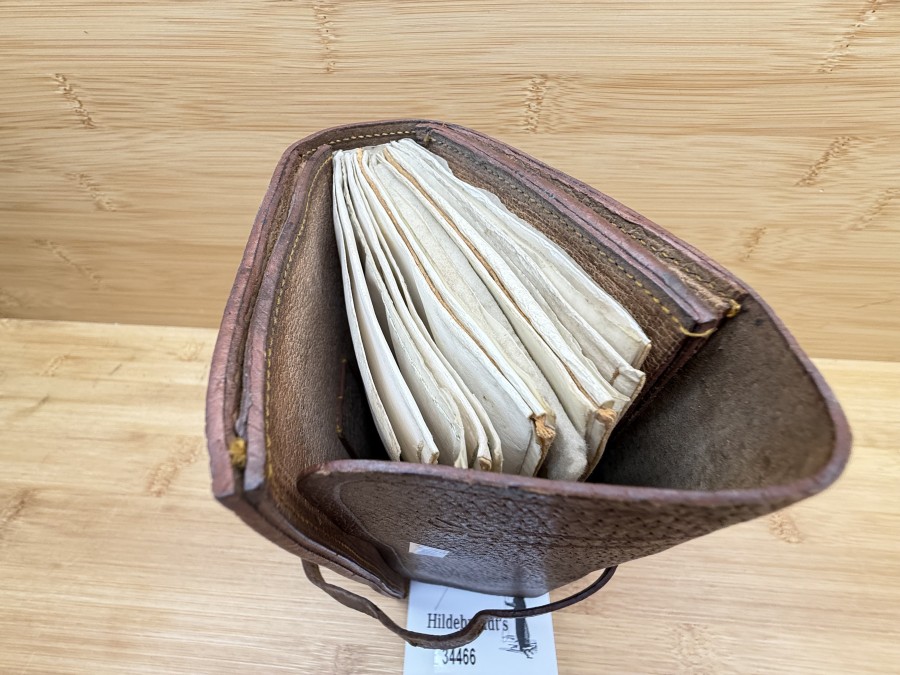 Vintage-Vorfachtasche, stilvolles Accessoire für traditionelle Fliegenfischer, aus robustem Leder,  im Inneren eine Kombination aus Pergamenthüllen für Vorfächer und Filz zum trocknen der Fliegen, 1 Fliegen, Vorfach