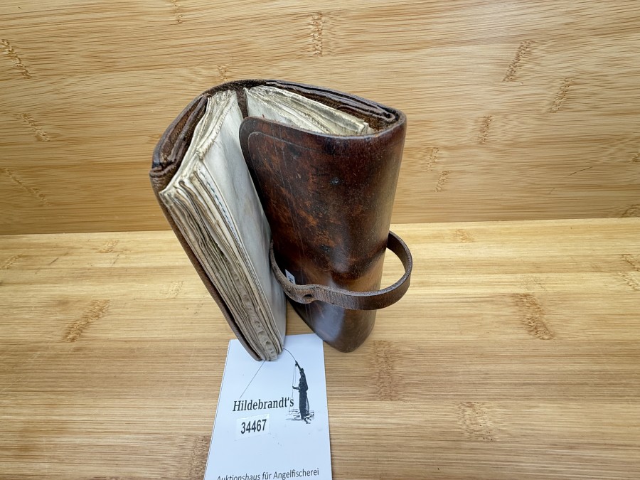 Vintage-Vorfachtasche, stilvolles Accessoire für traditionelle Fliegenfischer, aus robustem Leder,  im Inneren eine Kombination aus Pergamenthüllen für Vorfächer und Filz zum trocknen der Fliegen, 2 Fliegen, Gebrauchsspuren
