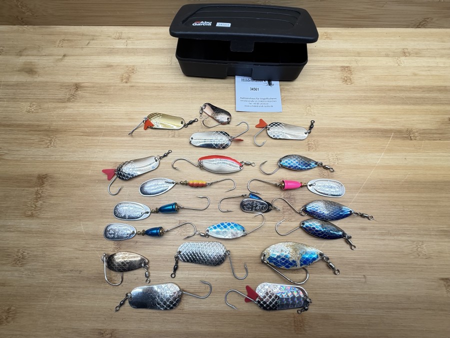 Konvolut 20 Alaska Spinner und Kunstköder, Blue Fox, Coho Catcher, Effet, Gibbs, Cormoran, teilweise gefischt, in Abu Garcia Box